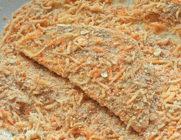 Обвалять хорошенько, чтобы побольше сыра приклеилось.