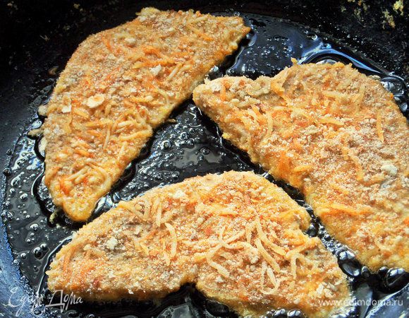 Переносим партиями в разогретую с маслом сковороду.