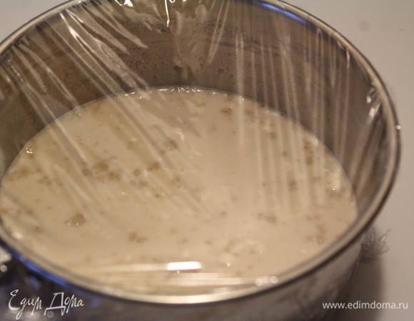 Нагреть половину стакана молока до градусов 40, всыпать туда сухие дрожжи, столовую ложку сахара и столовую ложку муки, размешать, накрыть пленкой и поставить в теплое место, чтоб разбудить и запустить дрожжи.