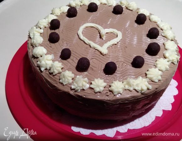 Ну и дальше — простор для личной фантазии. Я использовала остатки светлого крема и готовые трюфельные конфеты.
Торт после оформления лучше поставить на некоторое время в холодильник. А если впереди ночь, то торт станет еще вкуснее!