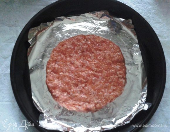 Духовку разогреть до 200°С. Форму для выпечки застелить фольгой и смазать маслом. В фарш добавить щепотку соли и томатный соус, перемешать. Скатать в шар и выложить на на фольгу, сформировав круглую котлету толщиной 2 см.