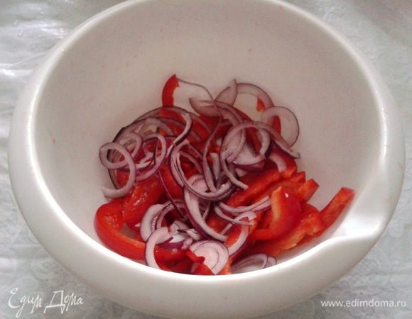 Перец порезать тонкими полосками, лук — полукольцами, сбрызнуть маслом и перемешать.