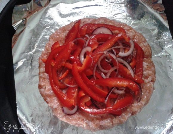 Выложить овощи на котлету и поместить форму в духовку на 20-25 минут.