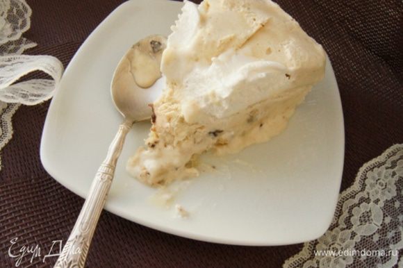 Нарезать торт на кусочки и насладиться в жаркий денек этим чудесным десертом.