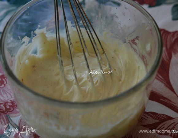 Взбить сливочный сыр комнатной температуры. Добавить сгущенное молоко,лимонный сок, лимонную цедру,ваниль. Взбивать на средней скорости 1 минуту.