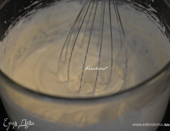 Взбить сливки 2 минуты на средне-высокой скорости. Добавить сметану перемешать.