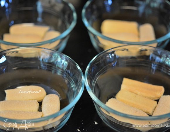 Готовый лимонный курд размягчить в микроволновке на 5-15 секунд.
Печенье дамские пальчики выложить на дно низких стаканов, фужеров или формочек.