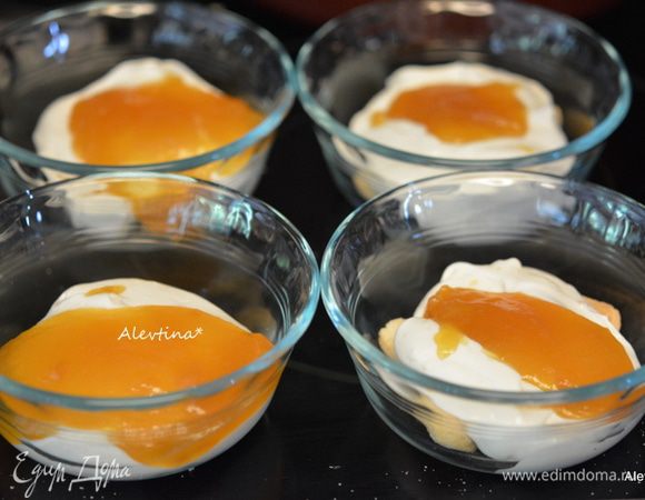 Выложить поверх дамских пальчиков готовый крем из сливочного сыра. Затем лимонный курд .