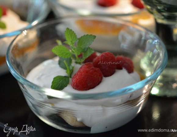 Затем вновь сливочный крем. Украсить ягодами и свежей мятой. Подаем к столу. 