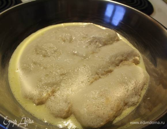 4 ст. ложки сахара смешиваем до однородности с 1 яйцом и 2 желтками (белки остануться на обмазывание булочек).
Минут через 15, как дрожжевая смесь уже обзаведенно высокой шапочкой, — смешиваем в миске оставшееся молоко, яично-сахарную смесь, растопленое сливочное масло, щепотку соли и дрожжи.