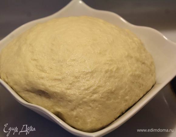 Постепенно вмешивая муку, замешиваем не тугое мягкое тесто (на этапе замеса ручного стоит смазать руки растительным маслом).
Укладываем тесто в емкость и даем минут 15 постоять.
