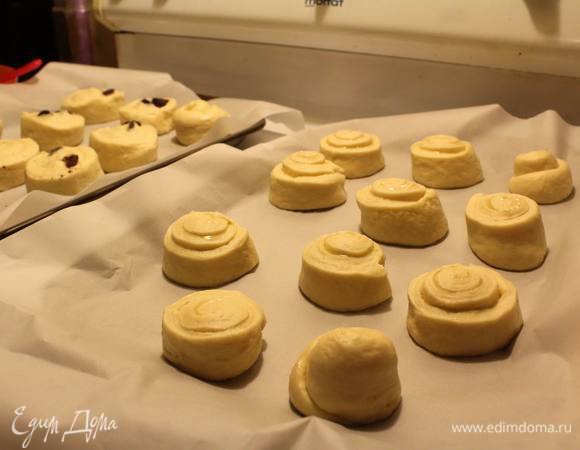 Духовку разогреть до 180 градусов и отправить в нее булочки. 
Булочки смазать оставшимися белками и отправить готовиться :)
Выпекаются они быстро, минут 10-20, в заивисимости от духовки — до румяной корочки :)