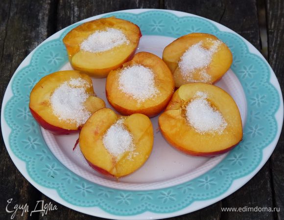 Персики (или нектарины) разделить на две половинки, удалить косточку. В каждую выемку от косточки капаем немножко меда и высыпаем 1/2 ч л сахара. Положить на фольгу, сложенную вдвое, и отправить на решетку мангала, пока не пустят сок и сахар будет "плавать". 