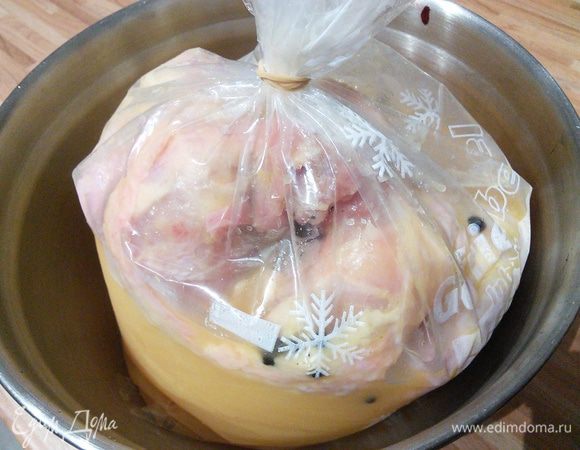 Пакет закрыть, потрусить, чтобы соль и перец равномерно распределились, и поставить в холодильник на ночь.  