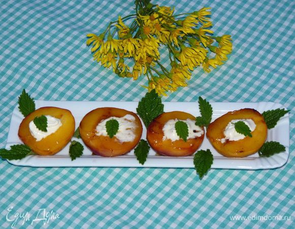 Затем половинки перевернуть и подержать, пока начнет карамелизироваться сироп. Быстро выложить на блюдо, добавить по 1 ч л пломбира и украсить листочками мяты. Готово! Летний десерт для пикника готов!