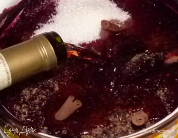 Добавить палочки корицы (я, как истинный фанат корицы, добавила еще и молотую), бадьян, гвоздику и оставшийся сахар. Влить вино, и постоянно помешивая, варить на медленном огне. Уваривать до загустения (я люблю густые соусы, поэтому уваривала долго).