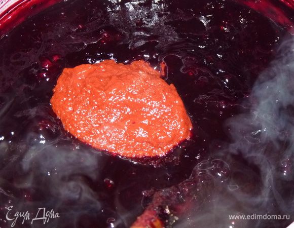 Добавить хорошую, проверенную томатную пасту и прокипятить 3 минуты.