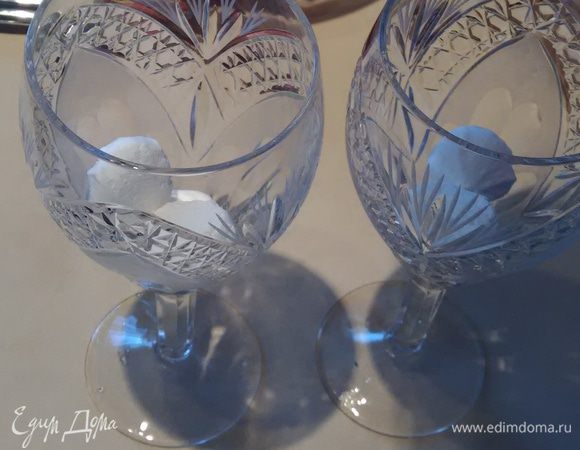 В объемные бокалы выложить по несколько штук печенья безе.