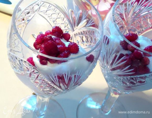 Следующим слоем положить выдержанное минут 10 при комнатной температуре мороженое, а затем — ягоды земляники.