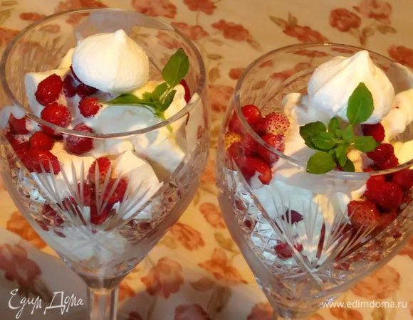 Повторить слои минимум дважды, сверху украсить безе и розеточкой базилика.