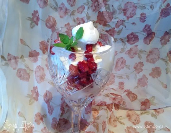 Вкуснее, если оставить перед подачей при комнатной температуре еще минут на 5-10. Мороженое слегка подтаивает и пропитывает безе.
Приятного аппетита и чудесного вечера!