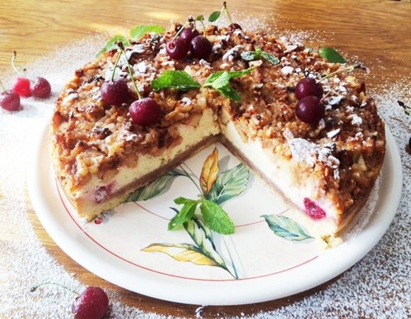 Отчет писать некогда, вот иногда вклиниваю в свои рецепты благодарность авторам.
Очень часто пеку по Ирочкиному  (burro.salvia) рецепту "Баварский яблочный торт" http://www.edimdoma.ru/retsepty/60222-bavarskiy-yablochnyy-tort.
Выручает когда нужен вкусный, но не хлопотливый по приготовлению торт. Запекается все сразу, и торт готов. Кто не пробовал, настоятельно рекомендую. В таком виде пекла на Троицу.
Опять же, даже здесь я использовала свежую вишню (ну люблю ее очень).