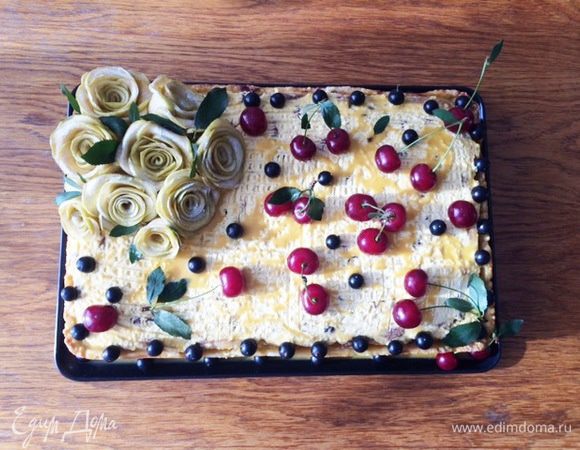 А в таком виде преподнесла в подарок на ДР одной шикарной женщине.
Летом в жару, сильно охлажденный такой торт, очень даже очень.