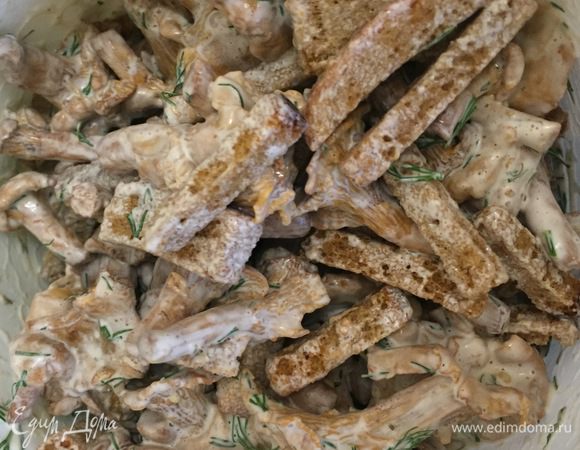 Смешаем все оставшиеся ингредиенты: вареные лисички, сметану, сухари (я брала ржаные с грибами), горчицу (я использовала баварскую, но подойдет и Французская) и укроп. Все смешаем и дадим постоять 5 минут.