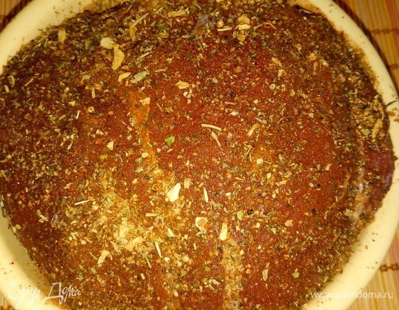 Телятину посолить, натереть специями. Поставить в холодильник хотя бы на час (если на ночь оставить, то еще лучше), чтобы замариновалось.