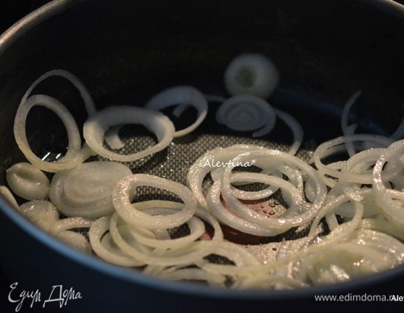 Разогреть куриный бульон на плите.
Растопить сливочное масло 2 ст.л на сковороде с оливковым маслом. Добавить тонко нарезанную луковицу. Готовить примерно 5 мин.