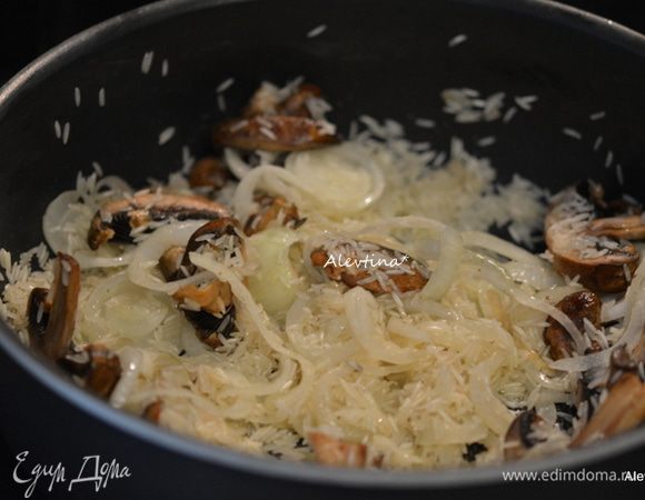 Добавить очищенные, нарезанные пластинками грибы. Готовим примерно 2 мин.