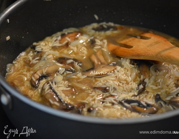 Добавим рис, готовим, помешивая 2 мин. Влить вино, перемешать. Затем разогретый бульон по 1/2 стакана через небольшие промежутки. Помешиваем каждый раз. Когда рис слегка смягчится, готовим блюдо 20-25 мин.