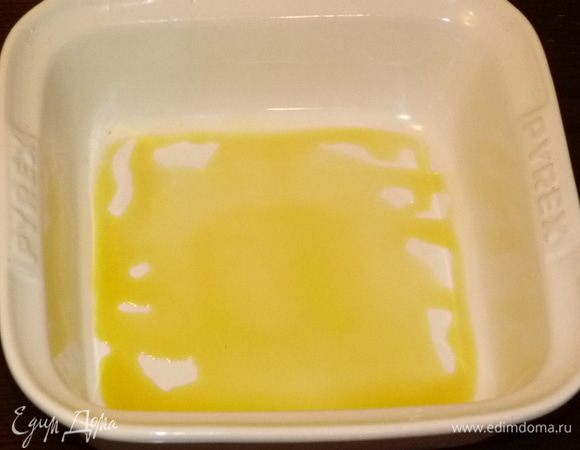Форму для запекания смазать маслом.