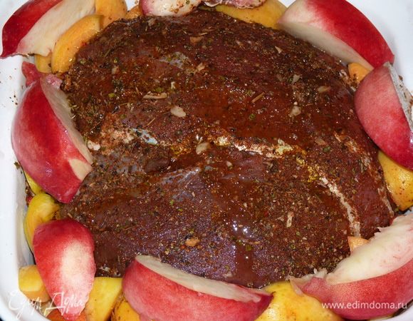 Положить в форму мясо, сбрызнуть маслом. Персики нарезать на дольки и плотно уложить вокруг мяса. У меня домашние, мелкие, и покупной крупный, 1 шт. Влить вино.