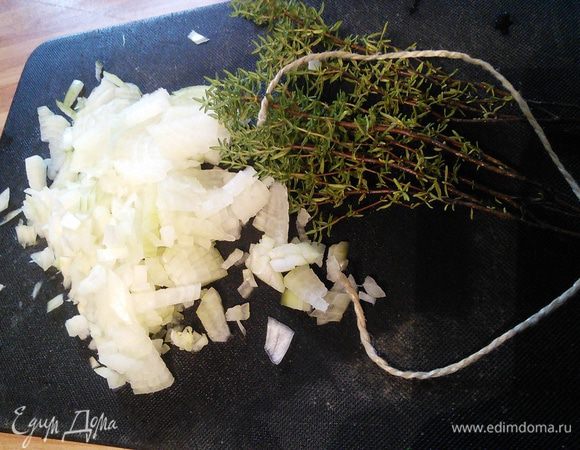 Мелко нарезать луковицу, тимьян оставить на веточках, так его будет легче потом убрать. 