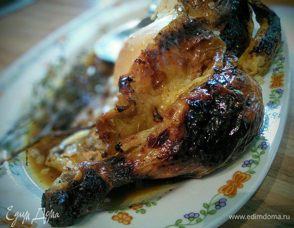 Тимьян отдал свой аромат, а лук остался хрустящим, куриное мясо получилось неимоверно нежным, мягким и сочным, а румяная, хрустящая корочка, сами видите:) и много ароматного соуса! 