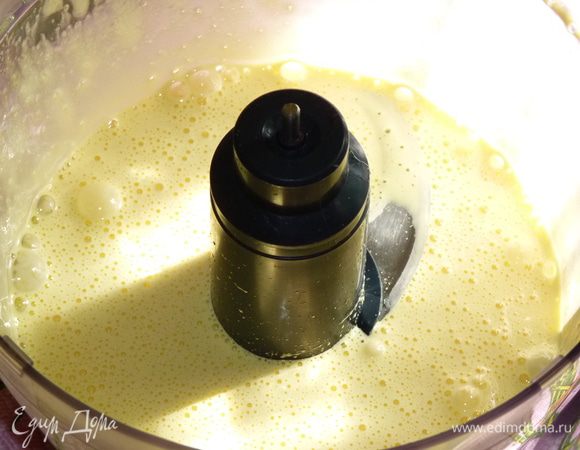 Яйца взбить с сахаром и щепоткой соли до посветления массы.