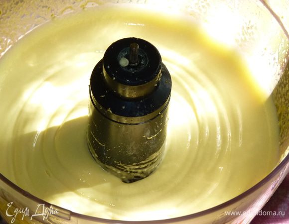 Добавить творог, ванильный сахар, куркуму, разрыхлитель. Взбивать до однородной массы.