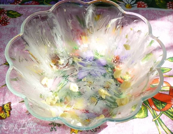 Тем временем смазать форму для запекания сливочным маслом и посыпать кукурузной мукой (можно и манкой). 