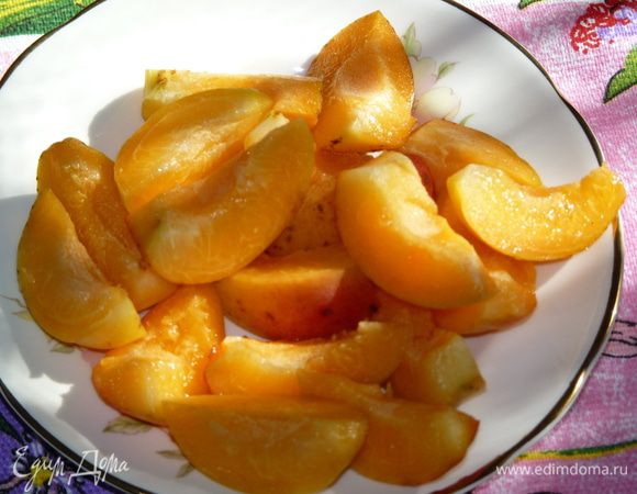 Абрикосы 3 шт нарезать дольками, остальные для украшения. 