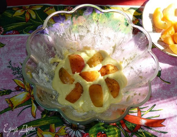 Треть творожной массы вылить на дно, сверху выложить часть долек. 