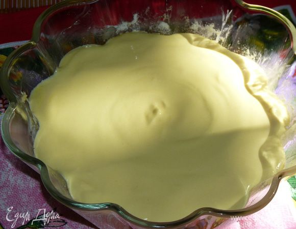 Сверху вылить оставшуюся творожную массу и разровнять.