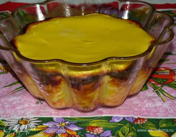 Выпекать в заранее разогретой до 180°C духовке 20 мин. Затем уменьшить температуру до 160°C и выпекать 5-7 мин. У меня форма прозрачная — очень удобно наблюдать... Затем выключить духовку и открыть дверцу, дать немного остыть, затем вынуть. 
