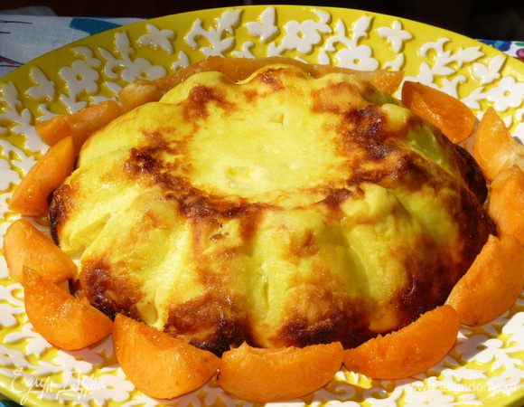 Украсить дольками абрикосов. 