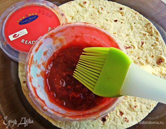 Кладем тортилью на тарелку.