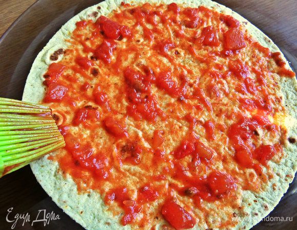 Кисточкой смазываем любым томатным соусом (у меня готовая сальса).