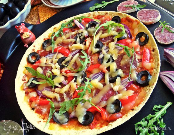 Посыпаем верх руколой или другой зеленью.