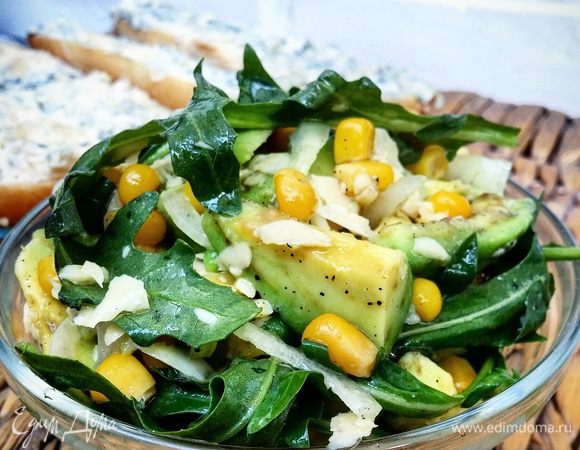 Смешать руколу, авокадо, лук, кукурузу, сыр, заправить подсолнечным маслом и соком лимона (по вкусу), посолить, поперчить.
Приятного аппетита!