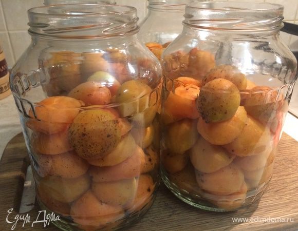В предварительно прогретые 1,5-литровые банки плотно уложить половинки абрикосов. Я укладывала на 2/3, чтобы осталось больше места для сиропа.