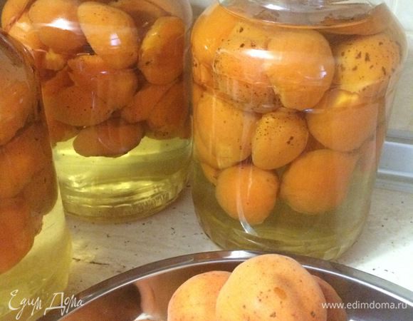 Кипящим сиропом залить повторно абрикосы и закатать банки. 
Оставить остывать в перевернутом виде на 12 часов, укутав одеялом. 

Зимой такие абрикосы хороши и как самостоятельное лакомство, и как начинка для всевозможных пирогов/пирожков.

Угощайтесь!   